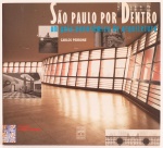 São Paulo por Dentro: um guia panorâmico de arquitetura. Textos: Carlos Perrone. Fotografia: Claudio Wakahara. Editora Senac São Paulo. 156 páginas. Em 250 fotos, esse guia revela os interiores de 69 dos principais referenciais simbólicos da arquitetura de São Paulo, construídos ou transformados no decorrer do século XX. Expondo cartões-postais como o Teatro Municipal e o Masp, ou revelando locais inusitados e pouco conhecidos como a Sinagoga Beth-el e o Banco de São Paulo, o autor evitou uma compilação do arquitetonicamente correto, trocando o olhar crítico pelo conhecimento prazeroso da maneira paulistana de estabelecer espaços.