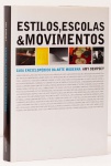 Estilos, Escolas & Movimentos. Amy Dempsey (Autor). 304 páginas. Dimensões: 28.2 x 20.4 x 3.4 cm. Capa dura. Idioma Português. "Panorama da arte moderna a partir do impressionismo. Um percurso de 150 anos de produção nas artes plásticas, abrangendo até a web art. Lançado em 2002, na Inglaterra, o livro não se resume aos verbetes clássicos, como simbolismo, fauvismo e surrealismo, mas volta-se também para temas menos estudados, como sincronismo, Escola de Amsterdã e muitos outros. A nova edição traz três novos capítulos: Destination arte; Design arte; e Fotografia artística. O primeiro trata de obras de arte em espaços fixos, destacando a localização como parte do seu entendimento. O segundo fala sobre peças de mobiliário e de decoração considerados objetos únicos. Já o terceiro discute que tipo de fotografia pode ser considerado arte."
