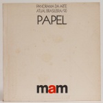 Panorama da Arte Atual Brasileira/90 - Papel. MAM-Museu de Arte Moderna de São Paulo. Iran do Espirito Santo, Carmela Gross, Regina Silveira, Alex Cerveny, Hudnilson Jr., Waltércio Caldas, Piza, Nelson Leirner, entre outros artistas. 92 páginas. Formato 21x21cm. 