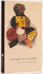 Lasar Segall. Arte Em Sociedade. Fernando Antonio Pinheiro (Autor). 272 páginas. Dimensões: 19.8 x 13 x 1.6 cm. Idioma Português. `O 12º volume da coleção Ensainhos traz um estudo inédito sobre um lado pouco conhecido de Lasar Segall: suas decorações para os bailes da sociedade pró-arte moderna e pavilhões de arte da elite paulistana nos anos 1920 e 1930. Na época, os artistas e intelectuais, em busca de oportunidades e projeção, orbitavam em torno das famílias conservadoras e empresários imigrantes, endinheirados e festeiros. Neste contexto, Segall equilibrava tanto o lado do pintor festejado pela fortuna, quanto pelo reconhecimento artístico. Seus trabalhos decorativos foram um registro de suas esferas de atuação, seus êxitos e derrotas. Seus escritos e testemunhos comprovam o manejo fluente das propostas das vanguardas, unindo experiência pessoal e trabalho plástico. A edição traz um caderno ilustrado em cores com os desenhos, esboços e croquis dos trabalhos, além de fotografias que registram as montagens dos eventos. Um retrato fascinante do artista, o livro afirma a condição privilegiada de Segall dentro do movimento modernista, e prova que ele produziu trabalhos de qualidade 