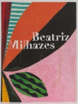 Beatriz MIlhazes - Avenida Paulista. Textos: Adriano Pedrosa, Amanda Carneiro, Estrella de Diego, Isabel Carlos, Ivo Mesquita, Jo Applin, Luiza Interlenghi, Yuko Hasegawa. MASP - Museu de Arte de São Paulo. 370 páginas. Capa dura. Beatriz Milhazes é uma artista central na arte contemporânea brasileira, no panorama da pintura internacional e na história recente da abstração. Milhazes trabalha com um complexo repertório de imagens associadas a diversos motivos, origens e fontes, primordialmente em pintura, mas também em gravura, colagem, desenho, escultura e têxteis. Suas composições são intrincadas, densas, multicoloridas e literalmente cheias de camadas  de cores, tintas, papéis e significados. As fontes são diversas e plurais  do modernismo ao barroco, da chamada arte popular à cultura pop, da moda à joalheria, da própria história da arte à natureza, da arquitetura à abstração.Este livro acompanha a maior exposição dedicada ao trabalho da artista, Beatriz Milhazes: Avenida Paulista. Seu título faz referência ao nome da avenida em que estão situadas as duas instituições que coorganizam o projeto: o Museu de Arte de São Paulo Assis Chateaubriand e o Itaú Cultural. A publicação, em capa dura com serigrafia, é ricamente ilustrada, com quatro capas distintas, dois tipos de papéis, abrangendo a produção da artista de 1989 até 2020, além de contar com nove textos inéditos sobre sua obra, abordando múltiplos aspectos de sua produção. Trata-se de um livro indispensável para quem acompanha ou quer conhecer o trabalho de Beatriz Milhazes, uma das artistas mais significativas da cena brasileira e internacional no século 21.