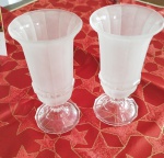 LINDO E ANTIGO PAR DE VASOS DE VIDRO BRANCO FOSCO IRANIANO - MEDIDA 21CM - NO ESTADO CONFORME FOTO