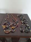 2 COLARES SENDO 1 COM PEDRAS PRETAS E CINZAE 1 COM EDRAS PRETAS E AMARELAS - NO ESTADO CONFORME FOTO