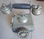 ANTIGO TELEFONE EM METAL - NO ESTADO CONFORME FOTOS - ITEM SERA ENVIADO DA BAHIA
