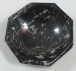 LINDO CINZEIRO EM PEDRA NATURAL COM FOSSEIS DE ORTOCONO RICAMENTE ESCULPIDO E PERFEITAMENTE POLIDO PARA REVELAR A BELEZA DOS FOSSEIS - ENCONTRADO NO DESERTO DO SAARA OCIDENTAL " MARROCOS " - ESSAS AMOSTRAS FORAM ESCULPIDAS E PROCESSADAS DE UMA MANEIRA QUE HONRA A RICA E LONGA HISTORIA DO POVO MARROQUINO - EM PERFEITO ESTADO CONFORME FOTOS