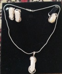 CONJUNTO 3 PEÇAS - GARGANTILHA, ANEL E BRINCOS - PRATA E MADRE PEROLA - USADO - EM OTIMO ESTADO CONFORME FOTO