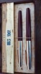 ANTIGO CONJUNTO DE CANETAS CHINES DA MARCA HERO EM SUA CAIXA ORIGINAL - NECESSITA TROCA DA CARGAS - EM OTIMO ESTADO CONFORME FOTOS