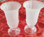 LINDO E ANTIGO PAR DE VASOS DE VIDRO BRANCO FOSCO IRANIANO - MEDIDA 21CM - NO ESTADO CONFORME FOTO