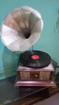 GRAMOFONE ANTIGO MOVIDO A CORDA, FABRICADO ENTRE OS ANOS 80 E 90 HIS MASTER VOICE - REPLICA DOS ANTIGOS GRAMOFONES DE 1920 - FUNCIONANDO, POREM NECESSITA DE REPAROS PARA MELHOR FUNCIONAMENTO.