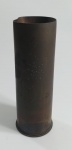 CÁPSULA DE CANHÃO MILITAR EM METAL PESADO COBRE/BRONZE, DEFLAGRADA COM MARCAÇÃO FJF, ANO DE 1943. PESANDO 665G. MEDIDA: 23,5 CM X 8 CM. VENDIDO NO ESTADO CONFORME FOTOS.