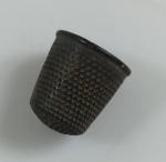 DEDAL DE POLVORA - SECULO XVII A XIX - MEDIDA 14MM DE DIAMETRO - PESO 18,8 GRAMAS - ENCONTRADO COM DETECTOR DE METAIS NA PARAIBA - UTILIZADO PARA CARREGAR DE POLVORA AS PEDERNEIRAS DURANTE AS BATALHAS - ACOMPANHA DISPLAY - EM OTIMO ESTADO CONFORME FOTOS