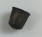 DEDAL DE POLVORA - SECULO XVII A XIX - MEDIDA 14MM DE DIAMETRO - PESO 18,8 GRAMAS - ENCONTRADO COM DETECTOR DE METAIS NA PARAIBA - UTILIZADO PARA CARREGAR DE POLVORA AS PEDERNEIRAS DURANTE AS BATALHAS - ACOMPANHA DISPLAY - EM OTIMO ESTADO CONFORME FOTOS