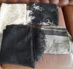 LOTE CONTENDO 4 XALES/LENÇOS  - 2 PRETOS E 2 OFF WHITE - SEM RASGOS - NO ESTADO COFORME FOTO