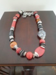 LINDO COLAR DE PEDRAS CORAL, PRETO, CINZA E METAL PRATEADO - 80 CM REGULAVEL - NO ESTADO CONFORME FOTO