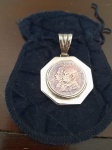 ANTIGO PINGENTE EM PRATA COM MOEDA DE 500 REIS 1922 COMEMORATIVA DO CENTENARIO DA INDEPENDENCIA DO BRASIL - BRONZE-ALUMINIO - NO ESTADO CONFORME FOTO
