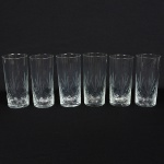 VIDRO, seis (6) copos cilíndricos, incolores e translúcidos, metade inferior lapidada em sulcos formando padrõesgeometrizados, medindo 15 cm altura e 7 cm diâmetro, sinais de uso, vide foto.