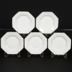 PORCELANA, cinco (5) pratos fundos, octogonais, arremates com frisos prateados, manufatura SCHMIDT(Pomerode, SC; Mauá, SP; Campo Largo, PR, fundada em 1945, ainda em atividade, maior fábrica de porcelana daAmérica Latina), medindo 22,5 x 22,5 cm, sinais de uso, vide foto.