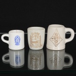 PORCELANA, três (3) itens: 1 canequinha souvenir de Brasília, manufatura CERAMARTE; 1 taça pequena,propaganda da Taberna Alpina, Teresópolis, RJ, marca CERAMARTE; 1 canequinha com propaganda do Bar eRestaurante Bavaria, RJ, marca MAUÁ, possui trinca acentuada, medindo a maior peça 5,5 cm altura, vide foto.