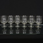 VIDRO, seis (6) taças para drinque, incolores e translúcidas, bojo com singela lapidação vegetalista, fustecilíndrico, base em bolacha, uma delas com bicado na borda, medindo 12,5 cm altura, sinais de uso, vide foto.