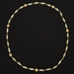 BIJUTERIA, um (1) colar com contas em vidro na tonalidade verde, monture em metal prateado, medindo 80 cmcomprimento, sinais de uso, vide foto.