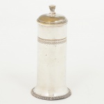 METAL PRATEADO, um (1) paliteiro cilíndrico, ornamentação em caneluras e carretilha, sem marca demanufatura aparente, medindo 11 cm altura, vide foto.