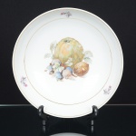 PORCELANA, uma (1) saladeira com ornamentação policromada representando frutas, arremates com frisosdourados, manufatura SCHMIDT (Pomerode, SC; Mauá, SP; Campo Largo, PR, fundada em 1945, ainda em atividade,maior fábrica de porcelana da América Latina), bicado na base, medindo 24,5 cm diâmetro e 6 cm altura, sinais de uso,vide foto.