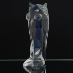 ESCULTURA, uma (1) representando coruja, incolor e translúcida com sulfito interno na tonalidade azul, assinadaem acidado KRISTALUXUS, medindo 25,5 cm altura, vide foto.