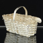 METAL PRATEADO, um (1) cinzeiro no formato de cesta, confeccionado em tresse de fitilhos em metal earamado, medindo 7,5 cm comprimento, vide foto.