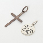 JOIAS, dois (2) pingentes distintos, confeccionados em PRATA: 1 representando acampamento, medindo 1,5 cm;1 representando cruz, medindo 2,8 cm mais olhal e argola, peso total aproximado 2,6 gr., vide foto.