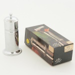 METAL CROMADO, um (1) paliteiro na caixa e sem uso, com duas marcas ÁUREA e RÉGIA (talvez a mesmamanufatura utilizasse as duas marcas), cilíndrico, ornado com serrilhados, medindo 10,5 cm altura, vide foto.