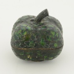 CLOISONNÉ, uma (1) caixa no formato de fruta, esmaltação floral em tons de verde, medindo 5 x 5 x 5 cm, sinaisde uso, vide foto.