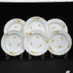 PORCELANA, seis (6) pratos fundos, ornamentação policromada em elementos vegetalistas, arremates com frisosa ouro, manufatura REAL (Mauá, SP, 1943 a 1994), medindo 23 cm diâmetro, sinais de uso, vide foto.