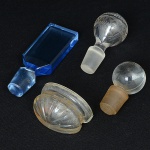 VIDRO, quatro (4) itens: 1 porta água benta e 3 tampas, distintas, translúcidos, três incolores e um azul, medindo amaior peça 9 cm, sinais de uso, vide foto.