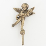 ESCULTURA SACRA, uma (1) antiga maciça representando anjo, confeccionada em metal prateado, medindo 6,5cm, vide foto.