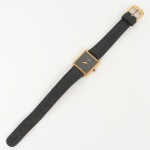 RELÓGIO, um (1) de pulso, marca BAUME & MERCIER (fundada em 1830 como FRERES BAUME, pelosirmãos Louis-Victor Baume e Celestin Baume; em 1851 abriu uma filial em Londres com o nome BAUMEBROTHERS; em 1918 o diretor da empresa William Baume fez parceria com Paul Mercier e virou BAUME &MERCIER; em 1919 recebeu o selo de Genebra (alta distinção por excelência em relojoaria); em 1988 ingressou noGrupo Richemont, ainda em funcionamento), mostrador preto, caixa espessada a ouro, mecânico, a corda, detalhe dacoroa em safira, medindo 22 x 22 mm, pulseira em couro, usado, não testado e sem garantia, vide foto.