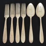 FAQUEIRO, seis (6) talheres de serviço da marca ALPACA-RADIO, ornamentação do cabo relevada em frisos,perolados e volutas, sendo: 4 garfos e 2 colheres, medindo em média 19 cm comprimento, todos com sinais de uso, videfoto.