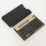 DIVERSOS, uma (1) calculadora da marca HEWLETT-PACKARD, modelo 12C, Made in Singapura,acondicionada na capa, usada, não testada e sem garantia, vide foto.