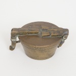 BRONZE, um (1) antigo conjunto de cadinhos acopláveis com quatro peças, medindo 3,5 x 2 cm, marca trêscorações, sinais de uso, vide foto.