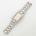 RELÓGIO, um (1) de pulso, marca EMPÓRIO ARMANI (Giorgio Armani, 1934, Placência, Emília-Romanha,Itália; entre 1961 e 1970 estabeleceu uma união com Nino Cerruti, construindo uma carreira como design e estilista; em1974 fundou a Giorgio Armani S. p. A.; suas produções são divididas em diversas linhas: Giorgio Armani, EmporioArmani, Armani Exchange, Armani Jeans, etc.), caixa e pulseira em aço, mostrador com algarismos romanos,movimento quartz, medindo 25 x 22 mm, usado, não testado e sem garantia, possivelmente demanda bateria, vide foto.