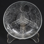 VIDRO, uma (1) petisqueira com divisória, incolor e translúcida, modelada em frutas, origem Indonésia, medindo 20 cm diâmetro, vide foto.