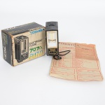 FOTOGRAFIA, um (1) flash da marca TOSHIBA, modelo 707A, acondicionado na caixa original e com certificado, usado, não testado e sem garantia, vide foto.