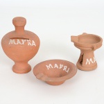 CERÂMICA, três (3) itens: 2 cinzeiros e 1 cofre, tonalidade tijolo, todos esmaltados com a legenda MAFRA na tonalidade branca, medindo a maior peça 11 cm altura.