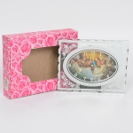 RELÓGIO, um (1) de mesa, estante ou cornija com placa em vidro, incolor e translúcida, esmaltação prateada representando a moldura e os números, fundo baseado na obra A Última Ceia do Grande Mestre Renascentista Leonardo Da Vinci (Leonardo Di Ser Piero da Vinci, 1452, Anchiano, Itália; 1519, Amboise, França, cientista, matemático, engenheiro, inventor, anatomista, pintor, escultor, arquiteto, botânico, poeta e músico), movimento quartz, não aparenta ter sido usado, acondicionado na caixa, medindo 17 x 13,5 cm, não testado, sem garantia, vide foto.