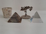 DIVERSOS, quatro (4) itens: 1 árvore miniatura, confeccionada em aramado vergado, pedras irregulares de quartzo, base torneada em soapstone, medindo 11 cm altura; 1 copo de vidro, incolor e translúcido, recoberto com mosaico em placas de madrepérola, medindo aproximadamente 7,5 cm de diâmetro e altura; 2 pirâmides distintas, uma em bloco de vidro facetado, incolor e translúcido, medindo aproximadamente 7,5 x 7,5 x 7,5 cm, outra confeccionada em pedras naturais recobertas com resina, possui rachado, selo da marca DR, bicado em uma das quinas, medindo aproximadamente 9 x 9 x 6 cm, sinais de uso, vide foto.