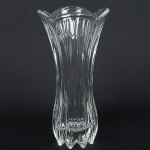 VIDRO, um (1) vaso floreiro, incolor e translúcido, moldado em sulcos, borda recortada, medindo 18,5 cm, sinaisde uso, vide foto.