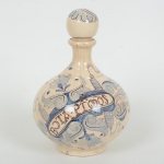 FAIANÇA PORTUGUESA, uma (1) garrafa vazia com tampa, pintada a mão em policromia, legenda BOTAPTODOS, marca CARVALHINHO  PORTO, medindo 21 cm altura, vide foto.