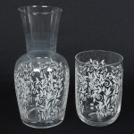 VIDRO, conjunto verre et bouteille d' eau com dois (2) itens: 1 copo e 1 garrafa, incolores e translúcidos, ornadoscom esmaltação vegetalista na tonalidade branca, medindo 20 cm altura, sinais de uso, vide foto.