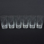 VIDRO, seis (6) copos cilíndricos para drinque, incolores e translúcidos, singela lapidação vegetalista, medindo10,5 cm altura e 5,5 cm diâmetro, sinais de uso, vide foto.