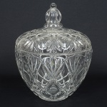 VIDRO, uma (1) poncheira com tampa, incolor e translúcida, modelagem geometrizada, medindo 29 cm altura e23,5 cm diâmetro, sinais de uso, vide foto.