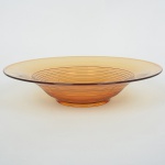 VIDRO, uma (1) fruteira, canelada, tonalidade âmbar e translúcida, medindo 32 cm diâmetro e 7 cm altura, sinaisde uso, vide foto.